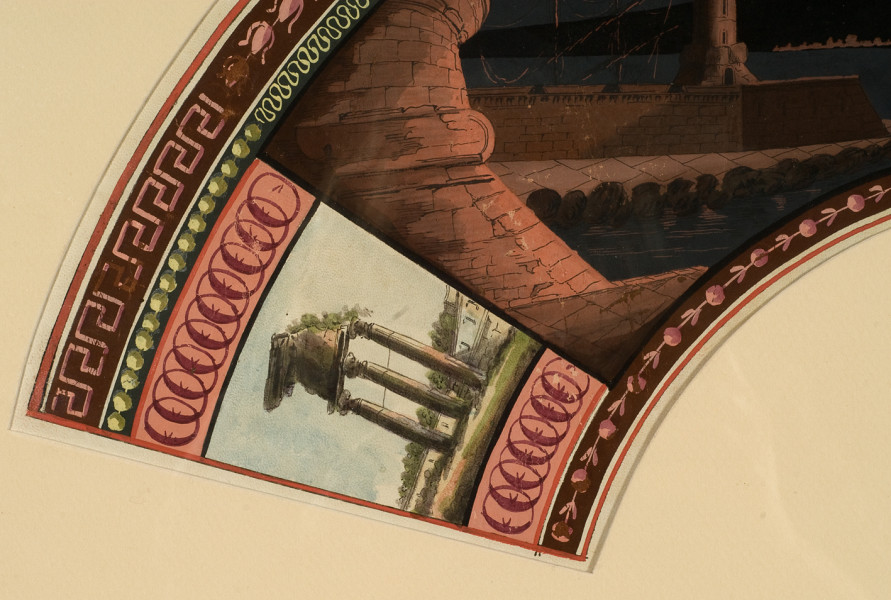 Pokrycie wachlarza składanego, plisowanego (nie zamocowanego nigdy na żeberkach stelażu) wykonane z białej, koźlęcej skóry dekorowanej gwaszem. Dekorację stanowi nocny pejzaż ze sztafarzem – brzeg morza z latarnią, pływającymi po morzu łodziami a w dalszym planie wyspa z wulkanami, z dwoma podczas wybuchu