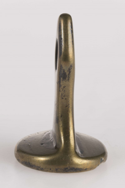 Owalna tarcza z herbem Dębo, zwieńczona otwartą koroną o otoczona armaturą. Po obu stronach litery [A?] – C
