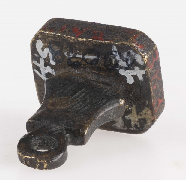 Na gotyckiej tarczy herb Lubicz, zwieńczony otwartą koroną z trzema strusimi piórami, po bokach których litery L – H - pismem kaligraficznym. tarcza otoczona sztandarami i armaturą.  uszko do zawieszania na ozdobnie profilowanym płaskim trzonku.
