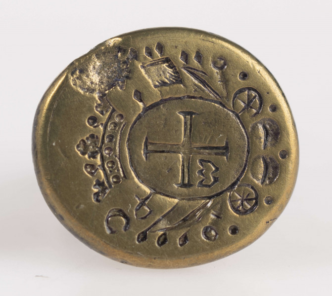 Owalna tarcza z herbem Dębo, zwieńczona otwartą koroną o otoczona armaturą. Po obu stronach litery [A?] – C
