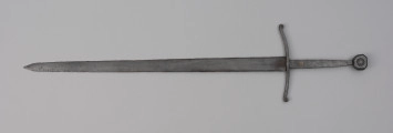 miecz typu XIIIa H2 1b (Oakeshott) - ujęcie z przodu; Miecz w typie: XIIIa, H2, 1b. Głownia o dł. 88,1 cm i szer. 4,9 cm, prosta, jednosieczna ze zbroczem, lekko zbieżna ku sztychowi. Sztych kończysty. Trzpień głowni lekko zwężający się ku końcowi. Jelec krzyżowy, lekko wygięty ku głowni, z zawiniętymi ku głowicy końcami ramion. Głowica nieregularna, ośmioboczna, z rytym dużym kołem na płaszczyznach. Znaki i zdobienia: Na głowni, złotym metalem, nieczytelny znak, dwóch okręgów, w środku których, znajdował się znak krzyża kawalerskiego, obecnie słabo czytelny. Czerwoną farbą na głowni przy nasadzie napis: ODER 1238.