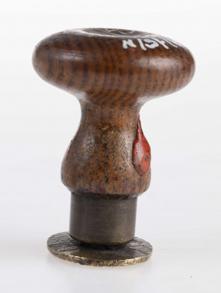 Tłok obramowany gładkim otokiem, w polu kotwica, po jej obu stronach litery A - D / I - D. Pod kotwicą napis: N=24
