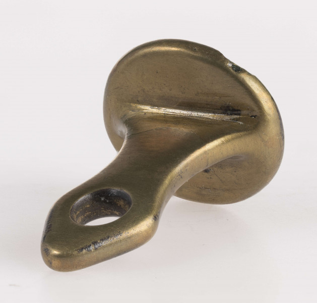 Owalna tarcza z herbem Dębo, zwieńczona otwartą koroną o otoczona armaturą. Po obu stronach litery [A?] – C
