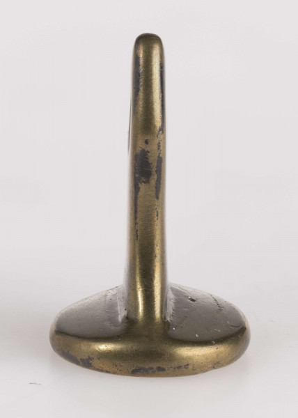 Owalna tarcza z herbem Dębo, zwieńczona otwartą koroną o otoczona armaturą. Po obu stronach litery [A?] – C
