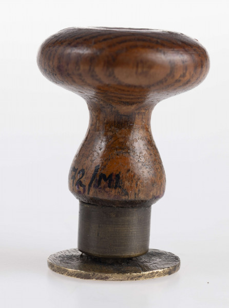 Tłok obramowany gładkim otokiem, w polu kotwica, po jej obu stronach litery A - D / I - D. Pod kotwicą napis: N=24
