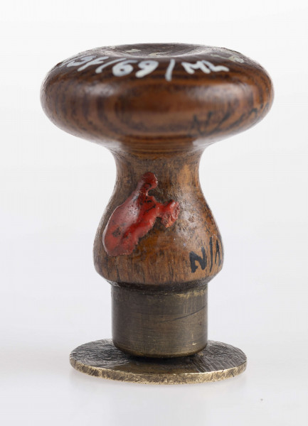 Tłok obramowany gładkim otokiem, w polu kotwica, po jej obu stronach litery A - D / I - D. Pod kotwicą napis: N=24
