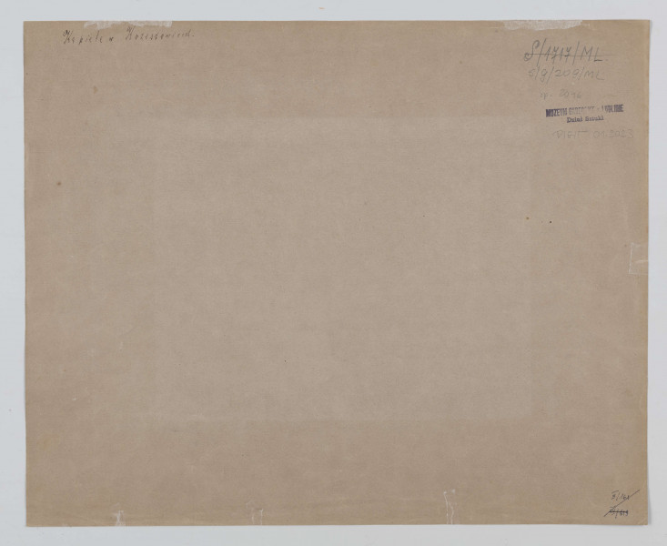 Delikatnie naszkicowany pejzaż Kszeszowic. Widok ze skarpy na miasteczko przecięte dwiema alejami wysadzonymi drzewami i potokiem z drewninym mostkiem. Pośrod nich zabudowania; z prawej fragment kościoła otoczonego murem.
