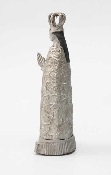 Matka Boska Skępska - ujęcie z drugiego boku; Rzeźba przedstawiająca figurę Matki Boskiej znajdującej się w kościele Zwiastowania Najświętszej Maryi Panny, w klasztorze ojców Bernardynów w miejscowości Skępe (województwo kujawsko-pomorskie). Postać kobieca wykonana w jednym kawałku drewna stoi na postumencie o kształcie półkola. Oba elementy połączone są ze sobą w sposób niewidoczny, prawdopodobnie za pomocą bolca lub kleju. Rzeźba pełna, wolnostojąca, statyczna, pomalowana w całości srebrną farbą – poza czarnymi włosami. Na głowie postaci duża ażurowa korona, włosy luźno spływają na plecy. Dłonie o wydłużonych palcach modlitewnie złożone na piersiach są jedyną częścią ciała widoczną poza okrywającą całą postać szatą zdobioną motywem roślinnym.