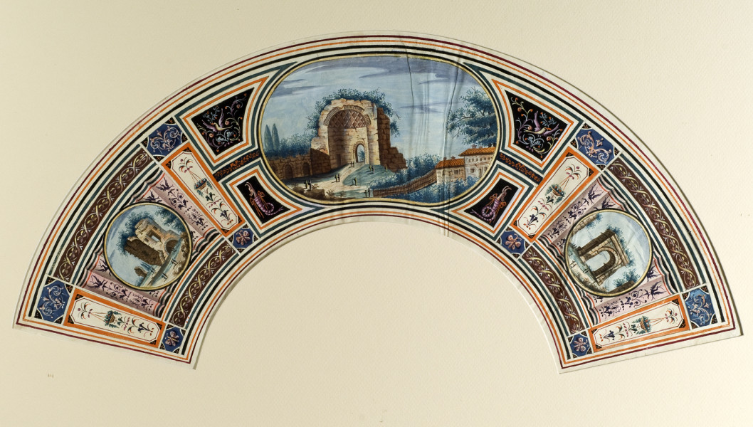 Pokrycie wachlarza składanego, plisowanego (nie zamocowanego nigdy na żeberkach stelażu) wykonane z białej, koźlęcej skóry dekorowanej gwaszem. Dekorację stanowią trzy kompozycje z widokami ruin rzymskich ze sztafażem