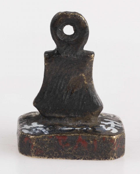 Na gotyckiej tarczy herb Lubicz, zwieńczony otwartą koroną z trzema strusimi piórami, po bokach których litery L – H - pismem kaligraficznym. tarcza otoczona sztandarami i armaturą.  uszko do zawieszania na ozdobnie profilowanym płaskim trzonku.
