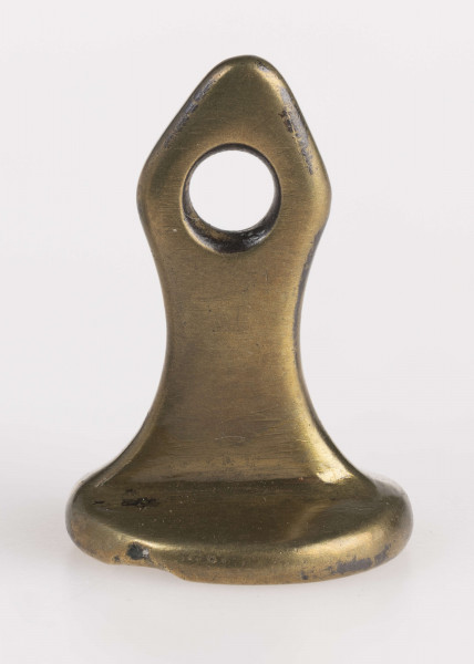 Owalna tarcza z herbem Dębo, zwieńczona otwartą koroną o otoczona armaturą. Po obu stronach litery [A?] – C
