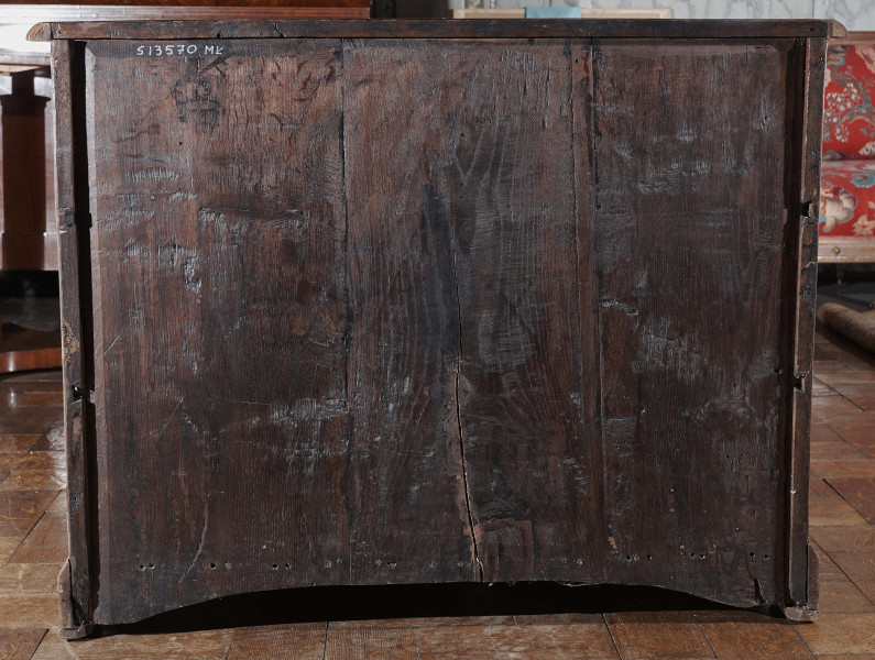 Zdjęcie przedstawia tył komody wykonany z drewna. 