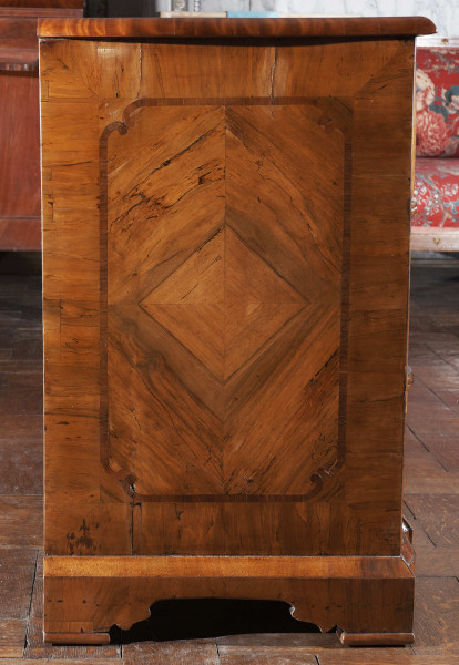 Zdjęcie przedstawia lewy bok komody.