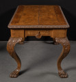 Niski, prostokątny stolik. Nogi wygięte, tzw. „cabriole legs”, o czterech wyraźnych kantach, zakończone u dołu formą rozpłaszczonej łapy zwierzęcej.