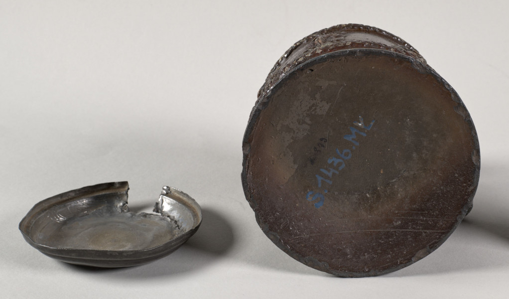 Kufel cylindryczny, lekko zwężający się ku górze, z wyodrębnionym na brzuścu pasem z pojedynczymi, siedmioma postaciami mitologicznymi, m.in. Hermesem, Jazonem, Posejdonem. 