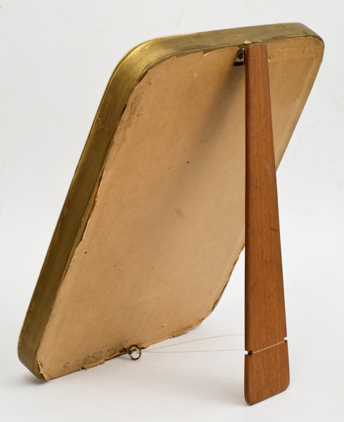 Książę ukazany został w popiersiu, w ¾ prawego profilu, w zachodnioeuropejskiej zbroi, na której czerwony płaszcz, spięty broszą na prawym ramieniu. 