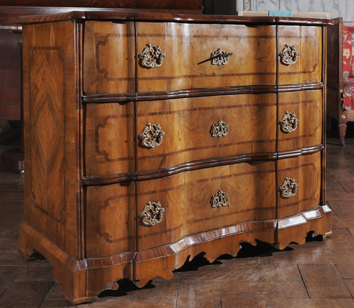 Zdjęcie przedstawia komodę widziana od prawego boku, ustawioną w perspektywie.