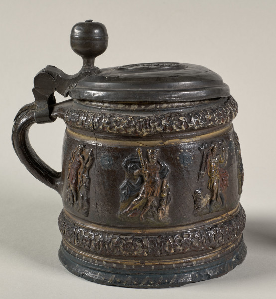 Kufel cylindryczny, lekko zwężający się ku górze, z wyodrębnionym na brzuścu pasem z pojedynczymi, siedmioma postaciami mitologicznymi, m.in. Hermesem, Jazonem, Posejdonem. 