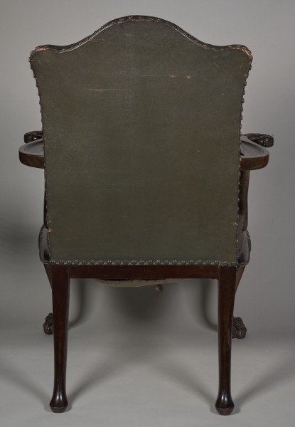 Fotel wsparty na czterech wygiętych nogach zakończonych u dołu formą łapy zwierzęcej, u nasady rzeźbionych w motywy roślinne