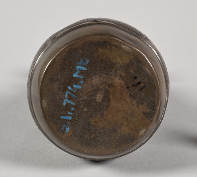 Przyrząd do przycinania końcówek cygar. Posiada gruszkowaty kształt, a wykonany jest z blachy mosiężnej, z segmentów łączonych lutowaniem