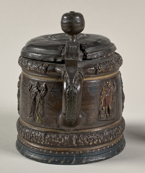 Kufel cylindryczny, lekko zwężający się ku górze, z wyodrębnionym na brzuścu pasem z pojedynczymi, siedmioma postaciami mitologicznymi, m.in. Hermesem, Jazonem, Posejdonem. 