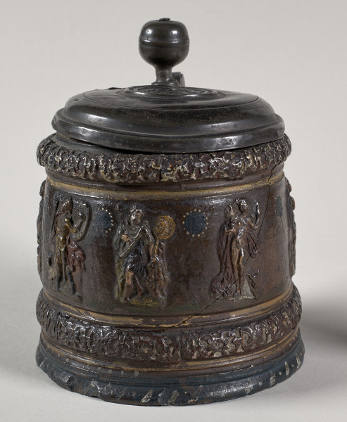 Kufel cylindryczny, lekko zwężający się ku górze, z wyodrębnionym na brzuścu pasem z pojedynczymi, siedmioma postaciami mitologicznymi, m.in. Hermesem, Jazonem, Posejdonem. 