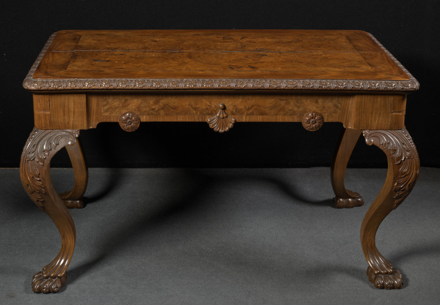 Niski, prostokątny stolik. Nogi wygięte, tzw. „cabriole legs”, o czterech wyraźnych kantach, zakończone u dołu formą rozpłaszczonej łapy zwierzęcej.