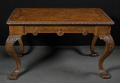 Niski, prostokątny stolik. Nogi wygięte, tzw. „cabriole legs”, o czterech wyraźnych kantach, zakończone u dołu formą rozpłaszczonej łapy zwierzęcej.