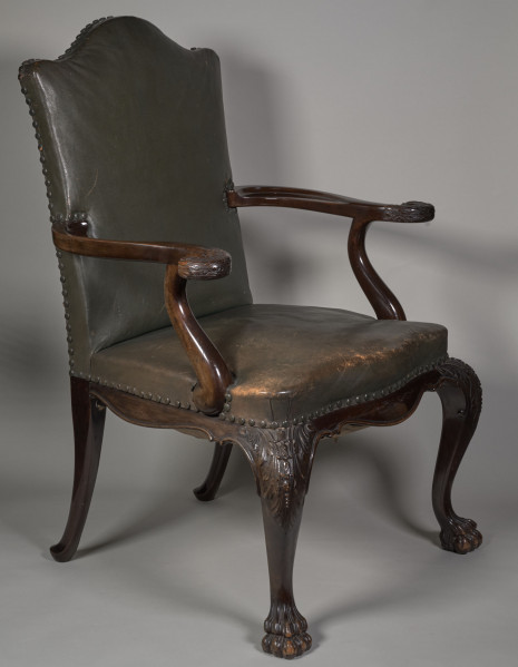 Fotel wsparty na czterech wygiętych nogach zakończonych u dołu formą łapy zwierzęcej, u nasady rzeźbionych w motywy roślinne