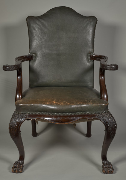 Fotel wsparty na czterech wygiętych nogach zakończonych u dołu formą łapy zwierzęcej, u nasady rzeźbionych w motywy roślinne