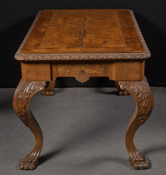 Niski, prostokątny stolik. Nogi wygięte, tzw. „cabriole legs”, o czterech wyraźnych kantach, zakończone u dołu formą rozpłaszczonej łapy zwierzęcej.