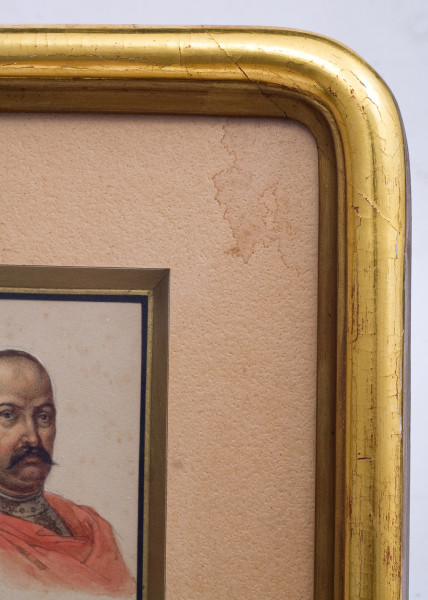 Książę ukazany został w popiersiu, w ¾ prawego profilu, w zachodnioeuropejskiej zbroi, na której czerwony płaszcz, spięty broszą na prawym ramieniu. 