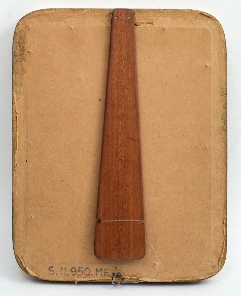 Książę ukazany został w popiersiu, w ¾ prawego profilu, w zachodnioeuropejskiej zbroi, na której czerwony płaszcz, spięty broszą na prawym ramieniu. 