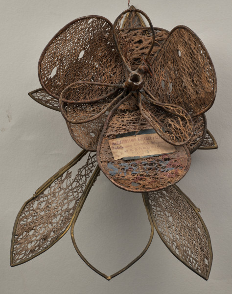 sztuczny kwiat koloru brązowego, wykonany z włókien roślinnych