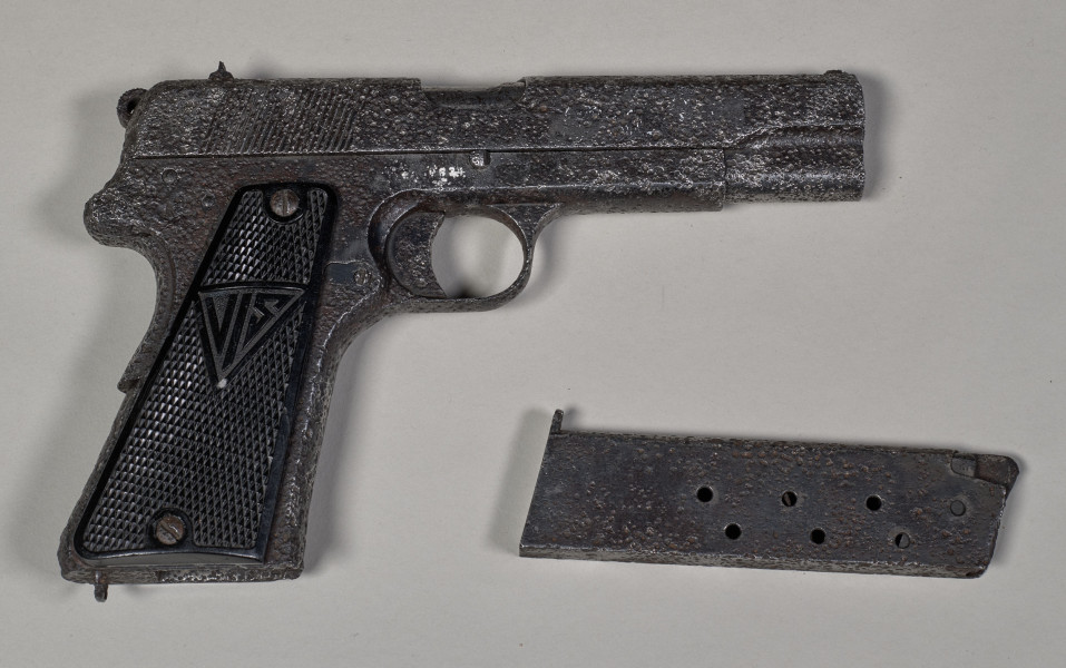 pistolet z magazynkiem