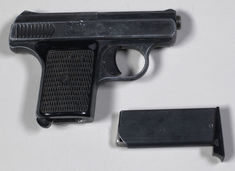 pistolet z magazynkiem