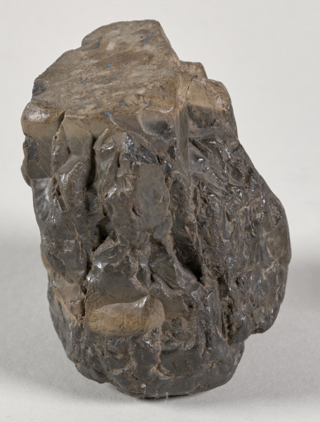 bryła krzemienia o nietypowej formie walca rozszerzającego się ku górze