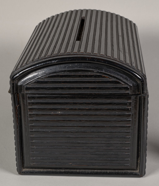 Kasetka drewniana – prostopadłościenna, ozdobna skrzynka, z wyraźnie wyoblonym wiekiem