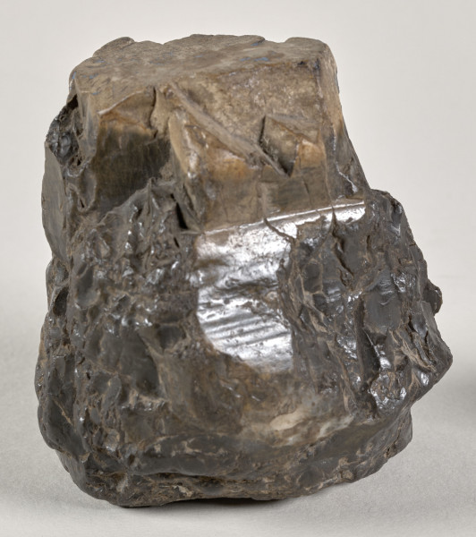 bryła krzemienia o nietypowej formie walca rozszerzającego się ku górze