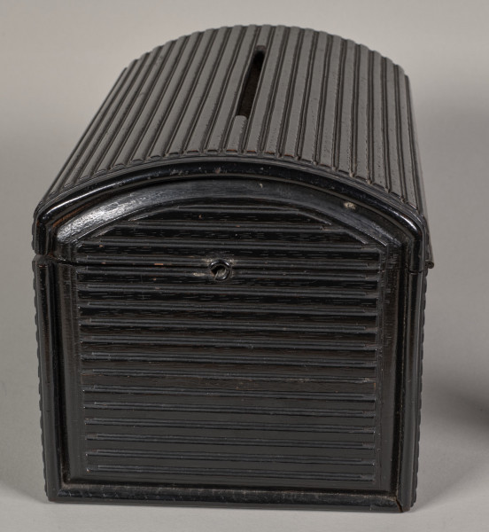 Kasetka drewniana – prostopadłościenna, ozdobna skrzynka, z wyraźnie wyoblonym wiekiem