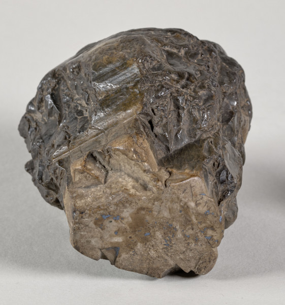 bryła krzemienia o nietypowej formie walca rozszerzającego się ku górze