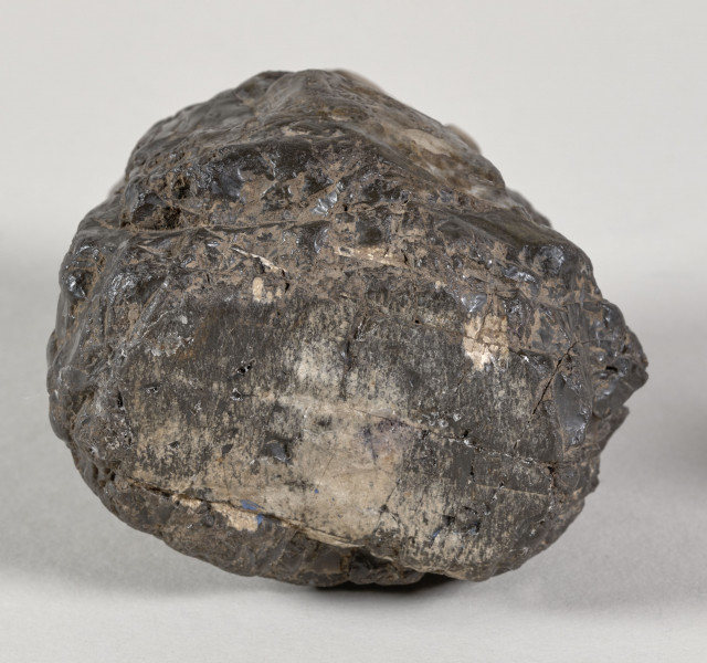 bryła krzemienia o nietypowej formie walca rozszerzającego się ku górze