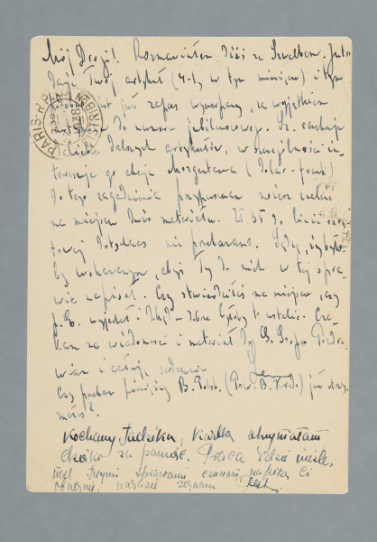 List ojca do syna, z dopiskiem ówczesnej przyjaciółki Tadeusza Perla, Pesy Frydlender.
List ojca rzeczowy, związany z pracą dziennikarską (w tym okresie zwłaszcza wsparcie syna, związane z jego artykułami do innych pism, w późniejszym czasie – także tekstami do zakładanego w tym czasie w Warszawie przez Perla „Głosu Gospodarczego”).
Dopsiek Frydlender krótki, z zapowiedzią innej korespondencji. Listów autorki zachowało się w tym zbiorze wiele, są bardzo ciekawym źródłem: zawierają wątki obyczajowe, ekonomiczne (młoda osoba zaczynająca aktywność zawodową), społeczne i polityczne (zwłaszcza w listach związanych z wyborami tużprzedwojennymi w Polsce); ukazują przedwojenne środowisko prawnicze i jego funkcjonowanie. Interesujące jest też to, że Frydlender naświetla niektóre aspekty wątków poruszanych przez innych korespondentów (Leona Perla, a zwłaszcza Seweryna Trossa) z odmiennej perspektywy. Pesa Frydlener (1909-1980), po wojnie Paulina Kernowa, przeżyła wojnę w Związku Radzieckim. W latach 1946-1962 była m.in. asesorem (1946), podprokuratorem (1946-1947) i wiceprokuratorem Prokuratury Sądu Okręgowego w Szczecinie (1947-1949). Z tego szczecińskiego okresu pochodzą jej ostatnie listy do Perla, który przenosił się wówczas z Francji do Polski. Najpewniej w późniejszym czasie, w Warszawie, Tadeusz Perl i Kernowa nie utrzymywali już stosunków. Kernowa w Warszawie pełniła funkcję wiceprokuratora Prokuratury Sądu Okręgowego w Warszawie i wiceprokuratora Prokuratury Sądu Apelacyjnego w Warszawie (1950), następnie była wiceprokuratorem Prokuratury Generalnej (1950-1962), w Departamencie Specjalnym do 1952. Do historii przeszła jako postać ze stalinowskich procesów politycznych przeciw opozycji antykomunistycznej, była m.in. oskarżycielką generała Emila „Nila” Fildorfa. Zwolniona z pracy z zarzutami działalności antypartyjnej, ostatecznie wyjechała w 1968 r. do Wielkiej Brytanii z mężem Karolem Kernem, zmarła w 1980 r. (wg niektórych źródeł w Wielkiej Brytanii, wg innych w Jerozolimie).
List na karcie pocztowej z nadrukiem:
Zrzeszenie Przedstawicieli Handlowych i Komisantów | Warszawa, Królewska 16. | Tel. 522-26, 652-55. || POCZTÓWKA
Poniżej adres:
Mr | Tadeusz Perl | Paris VI | 15, rue des Quatre Ventes
Okrągłe pieczęcie na dwóch znaczkach naklejonych jedno nad drugim, na nich data: 19 VIII 38
Po lewej na stronie do zapisywania treści listu, u góry, okrągły stempel pocztowy, paryski, z datą 22 VIII [?] 1938
Treść listu ojca do syna (pisownia i interpunkcja zmodernizowane): Mój drogi! Rozmawiałem dziś ze Szwalbem [Natan Szwalbe, redaktor „Naszego Przeglądu”, zob. https://sztetl.org.pl/en/node/22520]. Jutro daje Twój artykuł (4-ty w tym miesiącu) i tym podobno jest już zapas wyczerpany, za wyjątkiem artykułu do numeru jubileuszowego. Sz. oczekuje od Ciebie dalszych artykułów, w szczególności interesuje go akcja Morgenthau’a [amerykańskiego sekretarza skarbu] (dolar – franki), do tego zagadnienia, przypuszczam, możesz znaleźć na miejscu dużo materiału. Zł.35 do linii okrętowej dotychczas nie przekazano. Sądzę, że byłoby wskazanym, abyś Ty do nich w tej sprawie napisał. Czy stwierdziłeś na miejscu, czy p. G. wyjechał i dokąd – dobrze byłoby to ustalić. Czekam na wiadomości i materiał do G[łosu] Gosp[odarczego]. Pozdrawiam i całuję serdecznie
Leon
Czy przekaz pieniężny B[anku] Polsk[iego] (Tow.B.Kred.) już otrzymałeś?
Dopisek Pesy Frydlender:
Kochany Tadziku, kartkę otrzymałam, dzięki za pamięć. Praca idzie nieźle, nad Twymi sprawami czuwam, napiszę Ci […] [nieczyt.] Pest.
