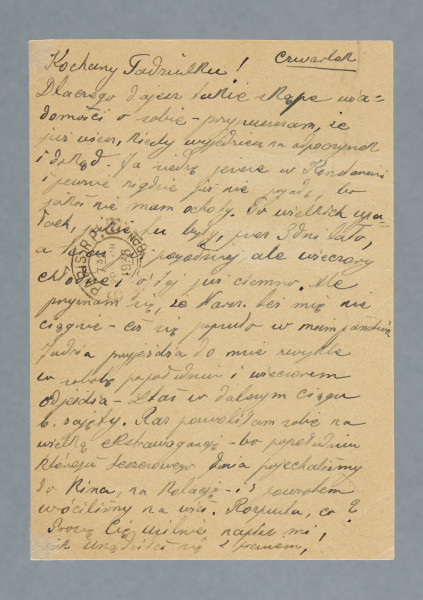 List na karcie pocztowej napisany na pustej części karty i na części przy danych pocztowych. Pieczątka na treści. Na rewersie nadrukowany znaczek pocztowy, ślad prawdopodobnie po oderwanych znaczkach, okrągła pieczątka, której fragment został oderwany wraz ze znaczkiem. U góry nadruk: „TELEFON USPRAWNIA ŻYCIE, ZBLIŻA I PRZYŚPIESZA!”.
Z treści: Kochany Tadziulku! | Dlaczego dajesz takie skąpe wiadomości o sobie – przypuszczam, że już wiesz, kiedy wyjedziesz na odpoczynek i dokąd. Ja siedzę jeszcze w Konstancinie i pewnie nigdzie już nie pojadę, bo jakoś nie mam ochoty. Po wielkich upałach, jakie tu były, przez 3 dni lało, a teraz już pogodniej, ale wieczory chłodne i 7ej już ciemno. […]