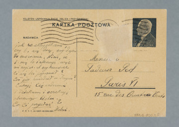 List na karcie pocztowej napisany na pustej części karty i na części przy danych pocztowych. Pieczątka na treści. Na rewersie nadrukowany znaczek pocztowy, ślad prawdopodobnie po oderwanych znaczkach, okrągła pieczątka, której fragment został oderwany wraz ze znaczkiem. U góry nadruk: „TELEFON USPRAWNIA ŻYCIE, ZBLIŻA I PRZYŚPIESZA!”.
Z treści: Kochany Tadziulku! | Dlaczego dajesz takie skąpe wiadomości o sobie – przypuszczam, że już wiesz, kiedy wyjedziesz na odpoczynek i dokąd. Ja siedzę jeszcze w Konstancinie i pewnie nigdzie już nie pojadę, bo jakoś nie mam ochoty. Po wielkich upałach, jakie tu były, przez 3 dni lało, a teraz już pogodniej, ale wieczory chłodne i 7ej już ciemno. […]