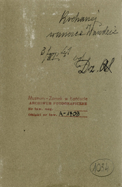 Mężczyzna siedzący w koszykowym fotelu, widok odwrocia, zdjęcie do kart.