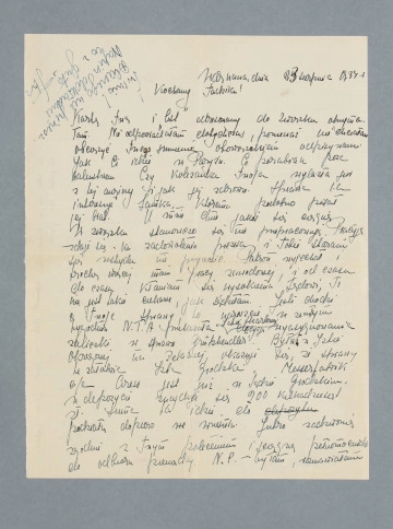 List Pesy Frydlender do (na temat nadawczyni zob. notę do listu MPOLIN-A50.1.4. nadawczyni zob. uwagi do listu MPOLIN-A50.1.4.Z dopiskiem Seweryna Trossa. Pełna treść (część słów nieczytelna):
Warszawa, dnia 23 sierpnia 1939 r. Kochany Tadziku!
Kartę Twą i „list” adresowany do Związku otrzymałam. Nie odpowiadałam dotychczas, ponieważ nie chciałam obciążyć Twego sumienia obowiązkiem odpisywania. Jak Ci idzie w Paryżu. Co porabiasz poza malarstwem. Czy Koleżanka Twoja wylazła już z tej anginy i jak jej zdrowie. Sprawa ta interesuje Janka [?], któremu podobno pisał jej brat. U mnie dnie jakoś się ciągną. W Związku stanowczo się nie przepracowuję. Pracuję – zdaje się – ku zadowoleniu prezesa i Tobie staram się wstydu nie przynosić. Patson [?] wyjechał i trochę więcej mam pracy zawodowej, i od czasu do czasu kłaniam się Wysokiemu Sądowi. To nie jest takie ciekawe, jak sądziłam. Jeśli chodzi o Twoje sprawy, to nareszcie w zeszłym tygodniu N.T.A przekazała Izbie Skarbowej decyzję wyasygnowania zaliczki w sprawie Grützhendler [?]. Byłam w Izbie Okręgowej na Żelaznej, okazuje się, że sprawy te załatwia Izba Grodzka. Messerfabrik c/o Coress [?] jest już w Sądzie Grodzkim, w depozycie znajduje się 200 kilkadziesiąt zł. Suma ta idzie do podziału dopiero we wrześniu. Jutro zadzwonię zgodnie z Twym poleceniem i ściągnę [?] pełnomocnictwo do odbioru pieniędzy. N.P.[„Nasz Przegląd”] – byłam, rozmawiałam z p. Rozennemem [?]. Przytoczyłam mu Twoją prośbę, przekażą Ci Nasz Przegląd, ale pod Twoim adresem, a nie do Hachette [wydawnictwo?], ponieważ im tak wygodnie. Prosił, żebyś do 30 b.m. przedstawił specyfikację swych należności, gdyż zamierza Ci przesłać pieniądze. Rada Adw. – podanie złożyłam, jutro dopiero dowiem się, czy podanie załatwione. Składka w Radzie opłacona. Legitymacje Głosu [Gospodarczego] otrzymałeś zapewne. Ojciec Twój czeka na materiał do Głosu i denerwuje się brakiem wiadomości. Sprawę w S.O. VII Wydz., w której Cię zastępowałam bezpośrednio po Twoim wyjeździe przegrałam. Pozatem smutno troszkę bez Ciebie i od czasu do czasu troszkę tęsknawo. Ale nic[,] to przejdzie. Latam po lokalach, ale nie dają pić. Wplątałam się w nową aferę erotyczną, ale mam zamiar się wyplątać, dopóki jeszcze stoję na pewnym gruncie. Ale już dawno nikt mi się nie podobał, jak ten „pan”. Na razie – szalenie miły, inteligentny, dowcipny [brak znaku przestankowego?] o 100 żonach [?]. Nie uważasz, że za dużo papieru już zapisałam, napisz koniecznie, jeśli czas Ci pozwoli. Całuję Cię Pestka
Józio M. pojechał już do Paryża. Ostatnio miałam z nim dramatyczną [?] pogawędkę. Finis. Odszuka Cię w Paryżu zapewne.
Podanie Twoje jeszcze nie załatwione.
[Dopisek wzdłuż prawej krawędzi tej strony:] Nie obraź się, że przesyłam list za pośr[ednictwem] Głosu Gospod[arczego], ale jestem bez grosza. Na stronie pierwszej, odwrotnie w stosunku do treści Frydlender, pismem Seweryna Trossa:
Świnio! Dlaczego nie piszesz. Napisz dokładnie, co z Gutą | Tross
Widocznie list przekazany przez Frydlender do redakcji w celu wysyłki – wysyłał Tross, pracujący w redakcji.