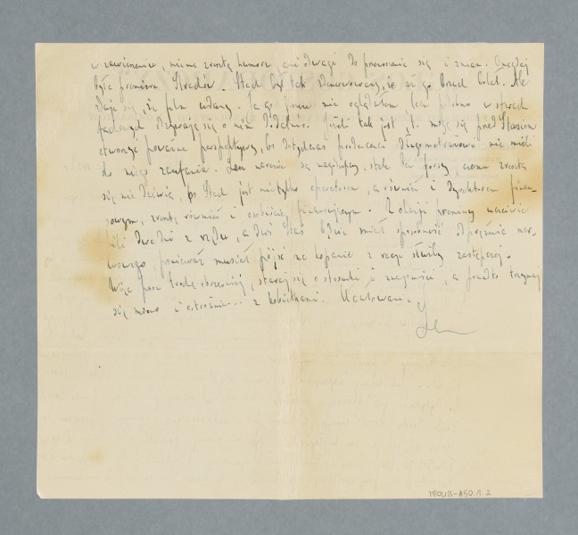 Odręczny list ojca do syna, napisany na obu stronach papieru firmowego, u góry pierwszej strony nadruk: „GŁOS GOSPODARCZY” | ORGAN | FEDERACJI ZRZESZEŃ PRZEDSTAWICIELI HANDLOWYCH i KOMISANTÓW || REDAKCJA I ADMINISTRACJA: | WARSZAWA, KRÓLEWSKA  16. | Telefony: 522-26, 652 -55. | Konto czekowe P. K. O. 19.218.Na karcie widoczne ślady po plamach.Zapis daty listu niejednoznaczny: najpewniej 2/11 1938 r. - mimo że zapis wygląda na 2/II 1938 r. lub 21/II 1938, zapis miesiąca wypada jednak odczytać jako 11 - data lutowa jest bowiem niemożliwa ze względu na omawianą w treści listu przedwczorajszą (,,onegdaj'') premierę filmu ,,Strachy'', która odbyła się 31.10.1938 r. Był to film wyprodukowany przez Spółdzielnię Autorów Filmowych, w reż. Eugeniusza Cękalskiego i Karola Szołowskiego, wg scenariusza tychże i Stanisława Wohla - ówczesnego zięcia Leona Perla; współpr. scen. Tadeusz Wittlin, Emanuel Schlechter, operatorzy kamery: Stanisław Wohl, Adolf Forbert.Treść listu (częściowo zmodernizowane pisownia i interpunkcja): Mój Drogi! Szkoda, że tak rzadko i lakonicznie pisujesz. Chętnie byśmy pragnęli wiedzieć, jak zorganizowałeś sobie pobyt w Paryżu w sensie pewnych przygotowań co do utrwalenia swej pozycji w kierunku możności zarobkowania. Do tego celu, oprócz gruntownej znajomości języka, potrzebne są stosunki w kołach francuskich. Czy je sobie zdobywasz? Czy byłeś u Erbsteina [?] i u krewnych? Nigdy nie szkodzą znajomości. Ze Szwalbem mówiłem. Z 3-ch artykułów w drukarni są dwa. Prosi o nieprzysyłanie artykułów politycznych, lecz tylko finansowo-gospodarczych. Jeżeli teraz politycznych rozważań Ciebie interesuje, to może by spróbować lokować coś w [Kurierze?] Polskim lub IKC [Ilustrowanym Kurierze Codziennym]. Co do Polskiego, to przyślij na moje ręce, a do IKC. poślij bezpośrednio, spróbuj, a nuż się uda. Jubileuszowy szykujemy, ogłoszenie się zbiera, ale jeszcze daleko do 10.000, bo dotychczas jest deklaracja za ok. 3000 zł. A mamy już deficyt przeszł[o] 2000 zł. Friede [zapewne Maksymilian Friede - działacz gospodarczy, sędzia handlowy, prezes Federacji Przedstawicieli Handlowych RP, radca Izby Handlowo-Przemysłowej] trochę stracił energię, a może jest zaabsorbowany innymi sprawami, to zaraz się odbije na wpływach. Tym niemniej posłałem Ci Twoje zł. 100. Frs. [franków szwajcarskich?] 702,70, które prawdopodobnie już otrzymałeś. Z polecenia p. B. otrzymałem zł. 30. Rozrachuję się przy następnym przekazie. W domu bez zmian. Z mieszkaniem w zawieszeniu, nie ma zresztą humoru ani odwagi do przenoszenia się i zmian. Onegdaj była premiera ,,Strachów''. Stach [Wohl, zob. wyjaśnienie we wstępie do noty] był tak zdenerwowany, że aż go brzuch bolał. Ale zdaje się, że film udany. Ja go jeszcze nie oglądałem, lecz podobno w sferach fachowych odzywają się o nim b. dodatnio. Jeżeli tak jest, to mogą się przed Stasiem otworzyć poważne perspektywy, bo dotychczas producenci długoterminowi nie mieli do niego zaufania. Lecz na razie są nagodupcy, stale bez forsy, czemu zresztą się nie dziwię, bo Stach jest nie tylko operatorem, a również i dyrektorem finansowym, zresztą również i osobiście finansującym. Z okazji premiery uczciwie pili dwa dni z rzędu, a dziś Staś będzie miał sposobność odprężenia nerwowego, ponieważ musiał pójść na kopanie z racji służby zastępczej. Więc pisz trochę obszerniej, staraj się o stosunki i znajomości, a ponadto trzymaj się mocno i ostrożnie…z kobietkami. Ucałowania Leon