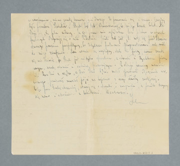 Odręczny list ojca do syna, napisany na obu stronach papieru firmowego, u góry pierwszej strony nadruk: „GŁOS GOSPODARCZY” | ORGAN | FEDERACJI ZRZESZEŃ PRZEDSTAWICIELI HANDLOWYCH i KOMISANTÓW || REDAKCJA I ADMINISTRACJA: | WARSZAWA, KRÓLEWSKA  16. | Telefony: 522-26, 652 -55. | Konto czekowe P. K. O. 19.218.Na karcie widoczne ślady po plamach.Zapis daty listu niejednoznaczny: najpewniej 2/11 1938 r. - mimo że zapis wygląda na 2/II 1938 r. lub 21/II 1938, zapis miesiąca wypada jednak odczytać jako 11 - data lutowa jest bowiem niemożliwa ze względu na omawianą w treści listu przedwczorajszą (,,onegdaj'') premierę filmu ,,Strachy'', która odbyła się 31.10.1938 r. Był to film wyprodukowany przez Spółdzielnię Autorów Filmowych, w reż. Eugeniusza Cękalskiego i Karola Szołowskiego, wg scenariusza tychże i Stanisława Wohla - ówczesnego zięcia Leona Perla; współpr. scen. Tadeusz Wittlin, Emanuel Schlechter, operatorzy kamery: Stanisław Wohl, Adolf Forbert.Treść listu (częściowo zmodernizowane pisownia i interpunkcja): Mój Drogi! Szkoda, że tak rzadko i lakonicznie pisujesz. Chętnie byśmy pragnęli wiedzieć, jak zorganizowałeś sobie pobyt w Paryżu w sensie pewnych przygotowań co do utrwalenia swej pozycji w kierunku możności zarobkowania. Do tego celu, oprócz gruntownej znajomości języka, potrzebne są stosunki w kołach francuskich. Czy je sobie zdobywasz? Czy byłeś u Erbsteina [?] i u krewnych? Nigdy nie szkodzą znajomości. Ze Szwalbem mówiłem. Z 3-ch artykułów w drukarni są dwa. Prosi o nieprzysyłanie artykułów politycznych, lecz tylko finansowo-gospodarczych. Jeżeli teraz politycznych rozważań Ciebie interesuje, to może by spróbować lokować coś w [Kurierze?] Polskim lub IKC [Ilustrowanym Kurierze Codziennym]. Co do Polskiego, to przyślij na moje ręce, a do IKC. poślij bezpośrednio, spróbuj, a nuż się uda. Jubileuszowy szykujemy, ogłoszenie się zbiera, ale jeszcze daleko do 10.000, bo dotychczas jest deklaracja za ok. 3000 zł. A mamy już deficyt przeszł[o] 2000 zł. Friede [zapewne Maksymilian Friede - działacz gospodarczy, sędzia handlowy, prezes Federacji Przedstawicieli Handlowych RP, radca Izby Handlowo-Przemysłowej] trochę stracił energię, a może jest zaabsorbowany innymi sprawami, to zaraz się odbije na wpływach. Tym niemniej posłałem Ci Twoje zł. 100. Frs. [franków szwajcarskich?] 702,70, które prawdopodobnie już otrzymałeś. Z polecenia p. B. otrzymałem zł. 30. Rozrachuję się przy następnym przekazie. W domu bez zmian. Z mieszkaniem w zawieszeniu, nie ma zresztą humoru ani odwagi do przenoszenia się i zmian. Onegdaj była premiera ,,Strachów''. Stach [Wohl, zob. wyjaśnienie we wstępie do noty] był tak zdenerwowany, że aż go brzuch bolał. Ale zdaje się, że film udany. Ja go jeszcze nie oglądałem, lecz podobno w sferach fachowych odzywają się o nim b. dodatnio. Jeżeli tak jest, to mogą się przed Stasiem otworzyć poważne perspektywy, bo dotychczas producenci długoterminowi nie mieli do niego zaufania. Lecz na razie są nagodupcy, stale bez forsy, czemu zresztą się nie dziwię, bo Stach jest nie tylko operatorem, a również i dyrektorem finansowym, zresztą również i osobiście finansującym. Z okazji premiery uczciwie pili dwa dni z rzędu, a dziś Staś będzie miał sposobność odprężenia nerwowego, ponieważ musiał pójść na kopanie z racji służby zastępczej. Więc pisz trochę obszerniej, staraj się o stosunki i znajomości, a ponadto trzymaj się mocno i ostrożnie…z kobietkami. Ucałowania Leon