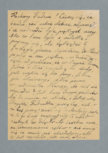 List na karcie pocztowej pisany na pustej części karty i na części przy danych pocztowych. Na rewersie dwa znaczki pocztowe (jeden naklejony, drugi nadrukowany), dwie okrągłe pieczątki. Jedna z nich odciśnięta fragmentarycznie, ponieważ stempel znalazł się częściowo poza kartą. Nadruki - m.in. „TELEFON ZAOSZCZĘDZA CZAS I PIENIĄDZE!”.
Z treści: Kochany Tadziu! | Cieszę się, że bardzo żeś sobie dobrze odpoczął i że widziałeś tyle pięknych rzeczy. Ale co tam było z ruletką, przyznaj się, ile beknąłeś? […]